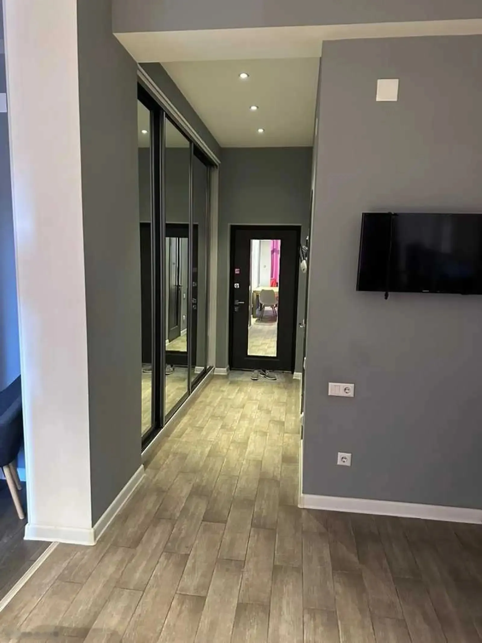 1-комн. квартира, 1 этаж, 73 м², голубой экран