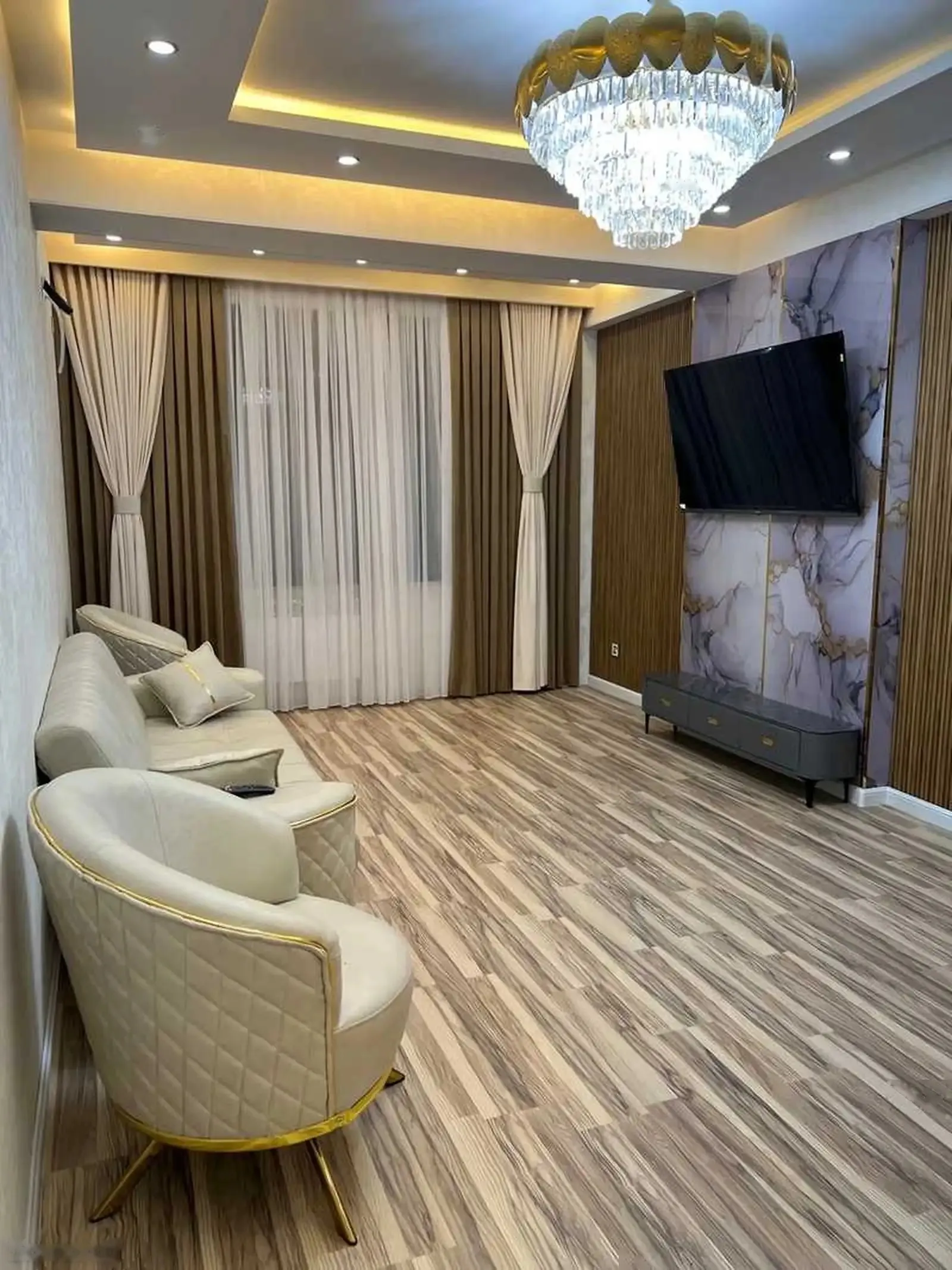 4-к квартира, 3 этаж, 138 м², 102 мкр, пушти ресторани Шахриёр