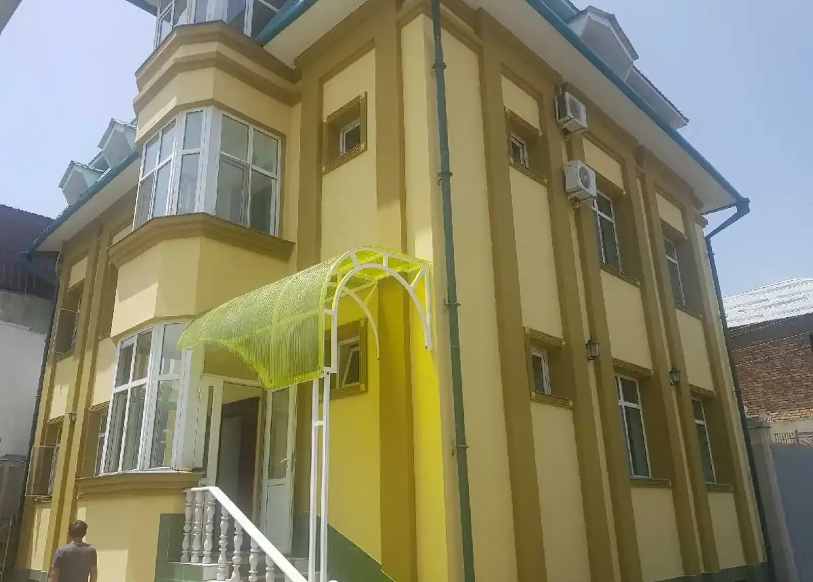 3-этажный, 12 комнатный дом, 700 м², Сомони