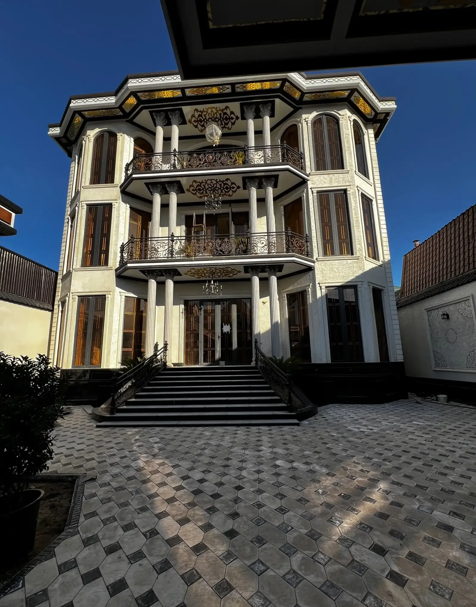 3-этажный, 12 комнатный дом, 830 м², Ашан