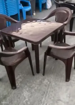 Стол и стулья