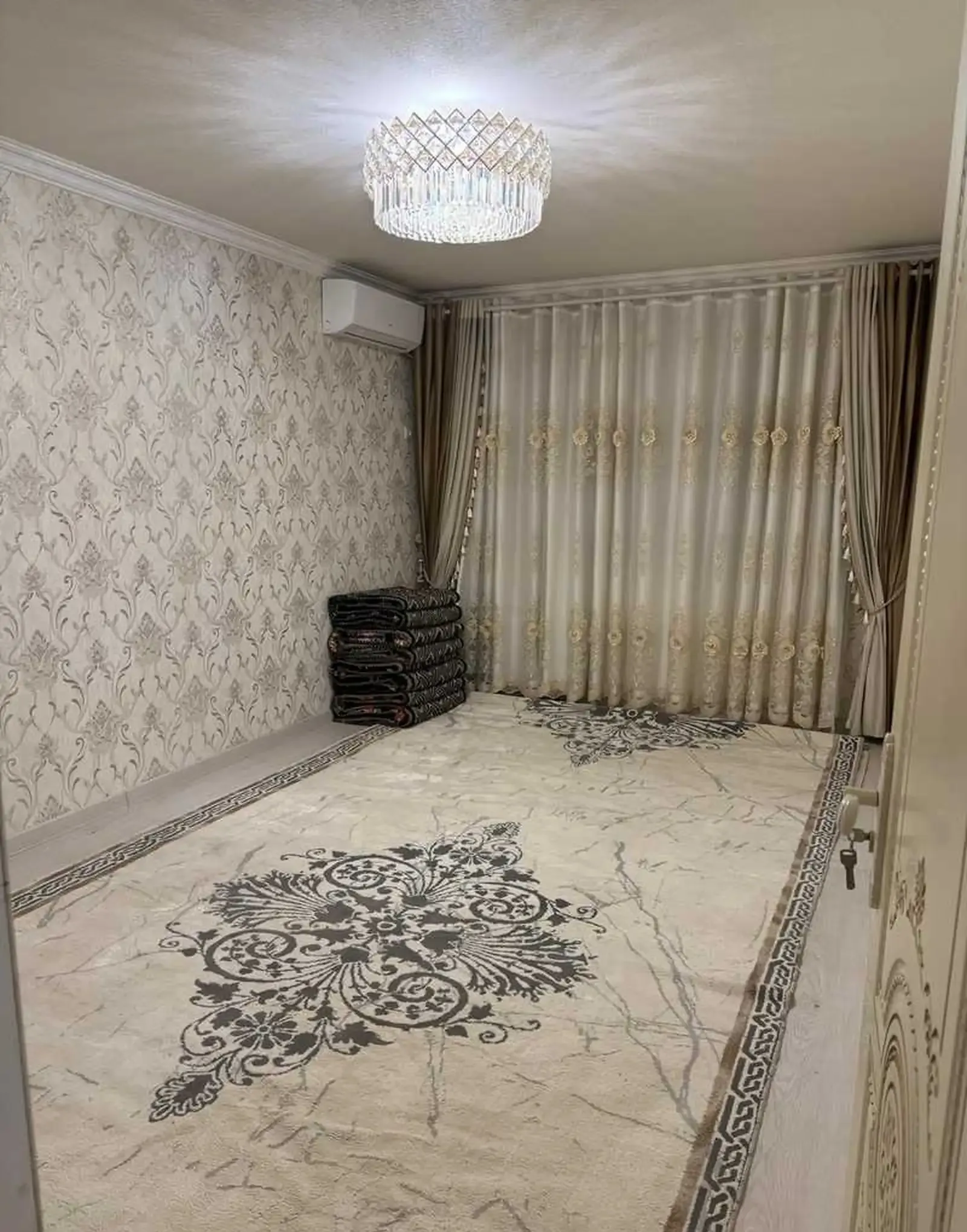 3-комн. квартира, 3 этаж, 72м², наздики Роддоми №3 — Институти забонҳо — бозор — мактаби №89 — фитнес-клуб XFIT — толори UFC