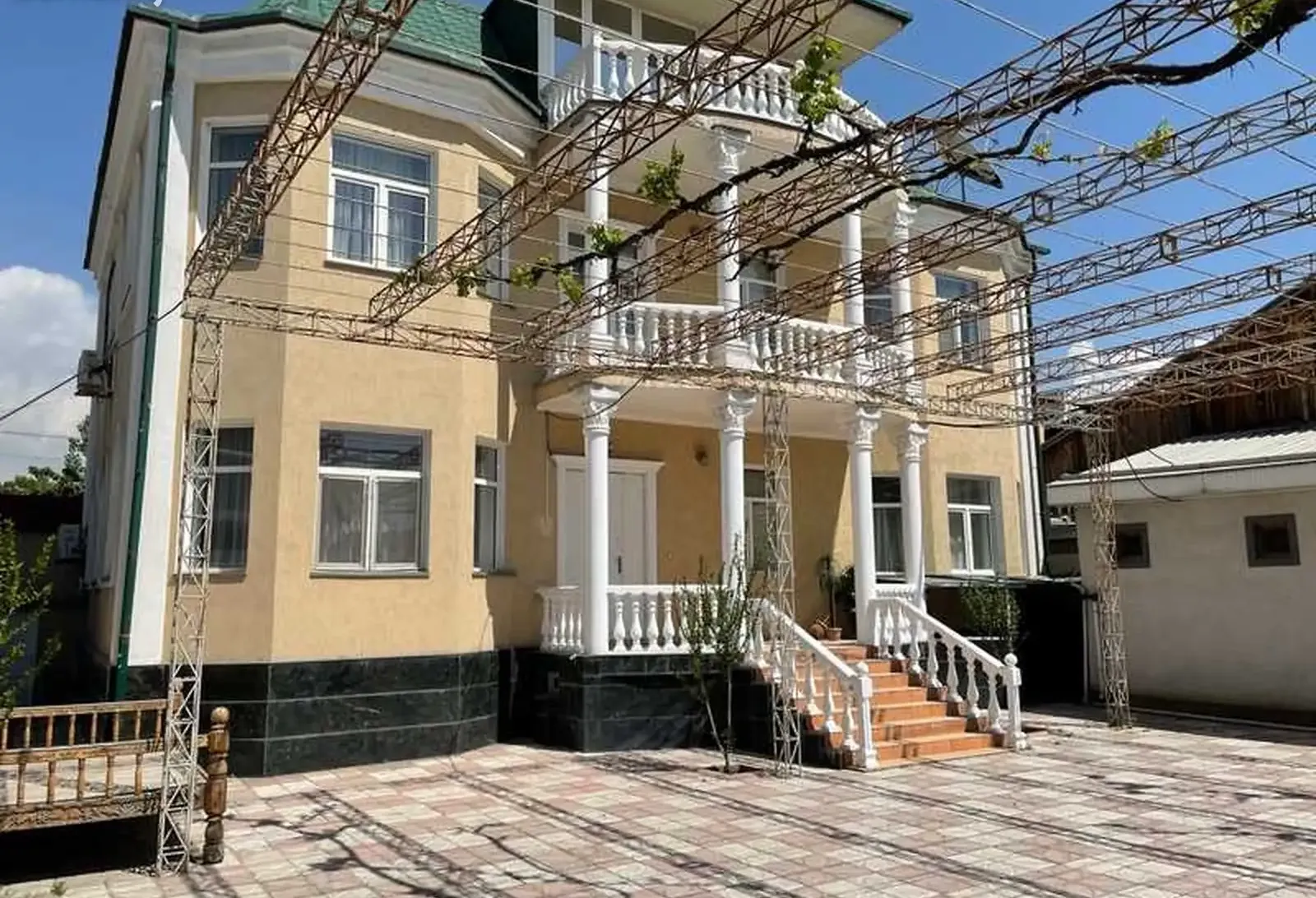 2-этажный, 9 комнатный дом, 350 м², Сомони