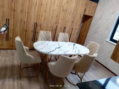 Стол и стулья