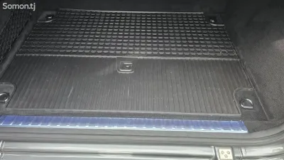 Полик от Mercedes-Benz