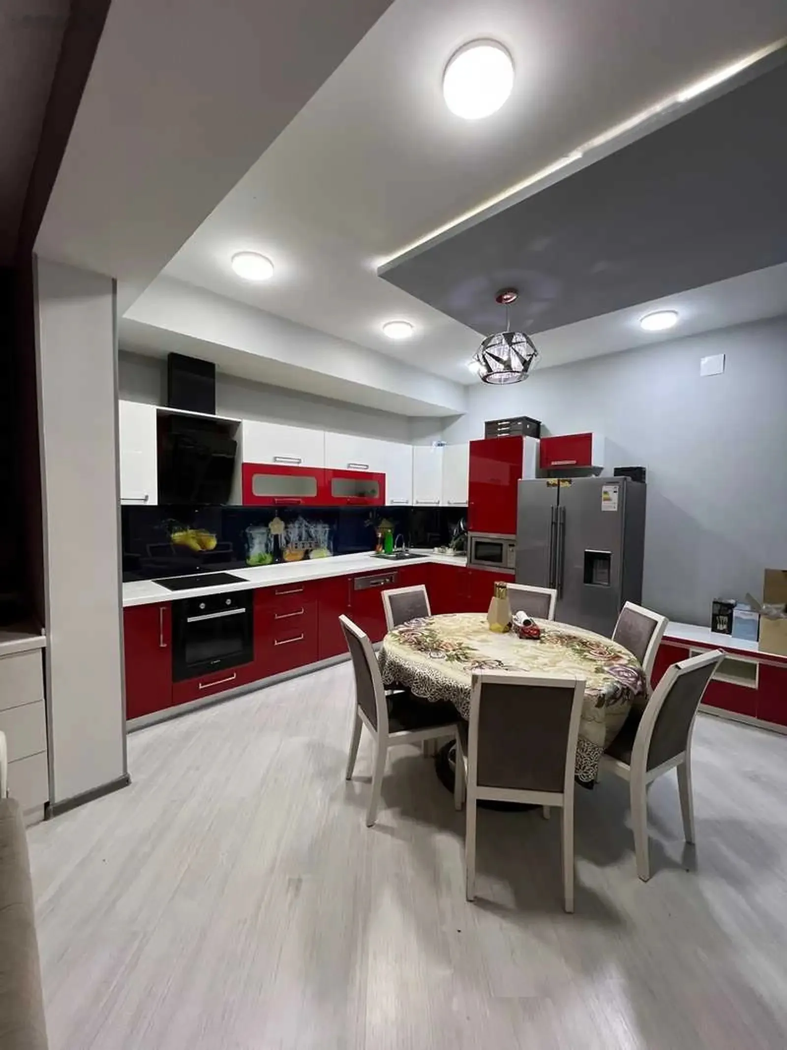 3-комн. квартира, 3 этаж, 180м², дом печать