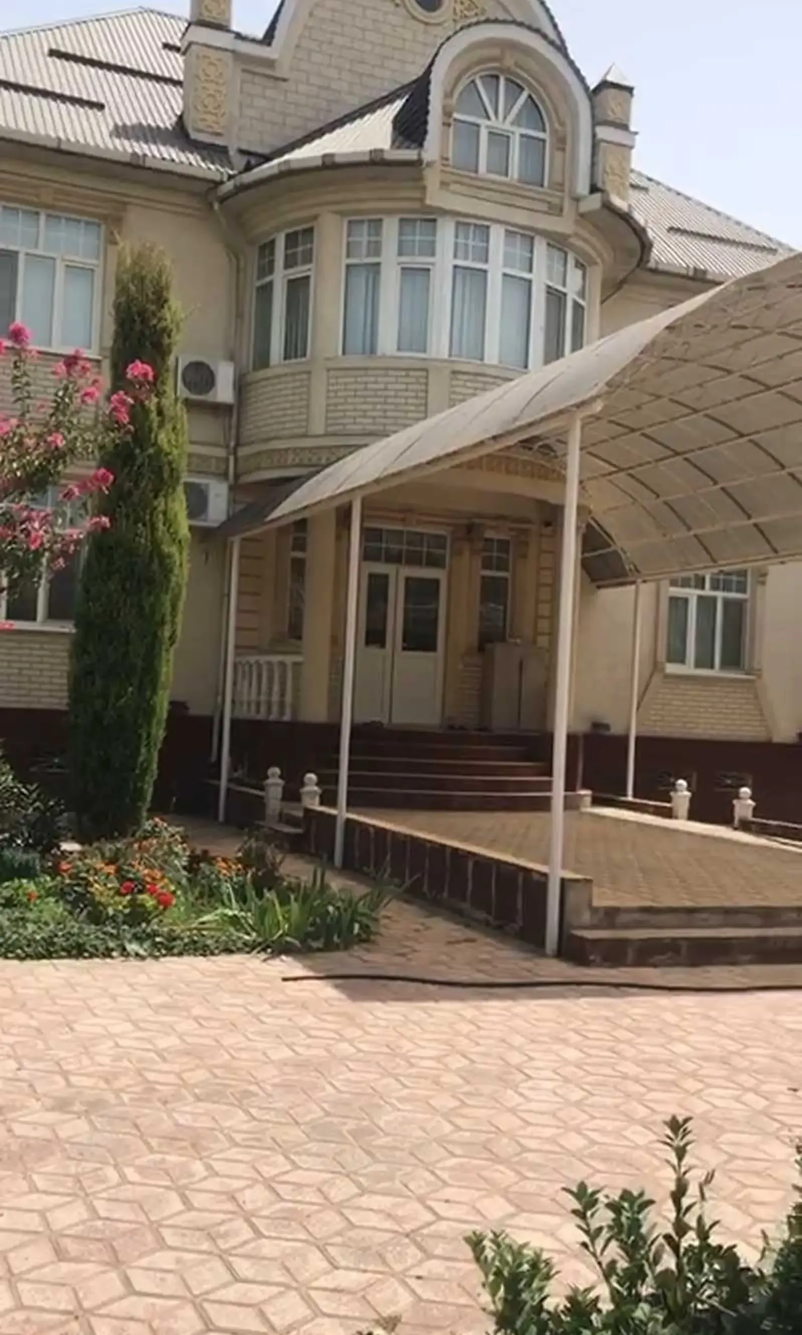 3-этажный, 10 комнатный дом, 600 м², Фирдавси