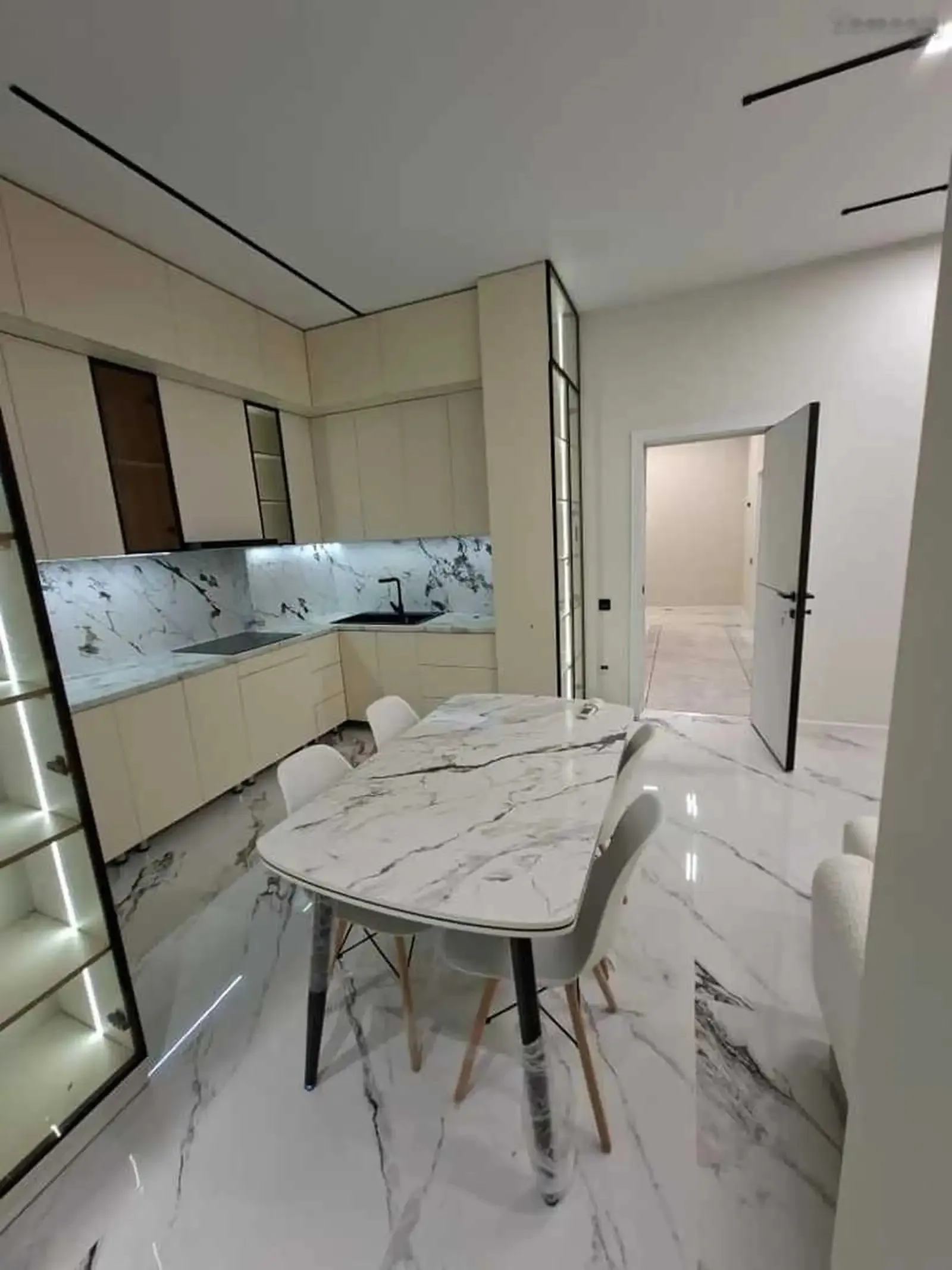3-комн. квартира, 16 этаж, 87м², пайкари голубой экран