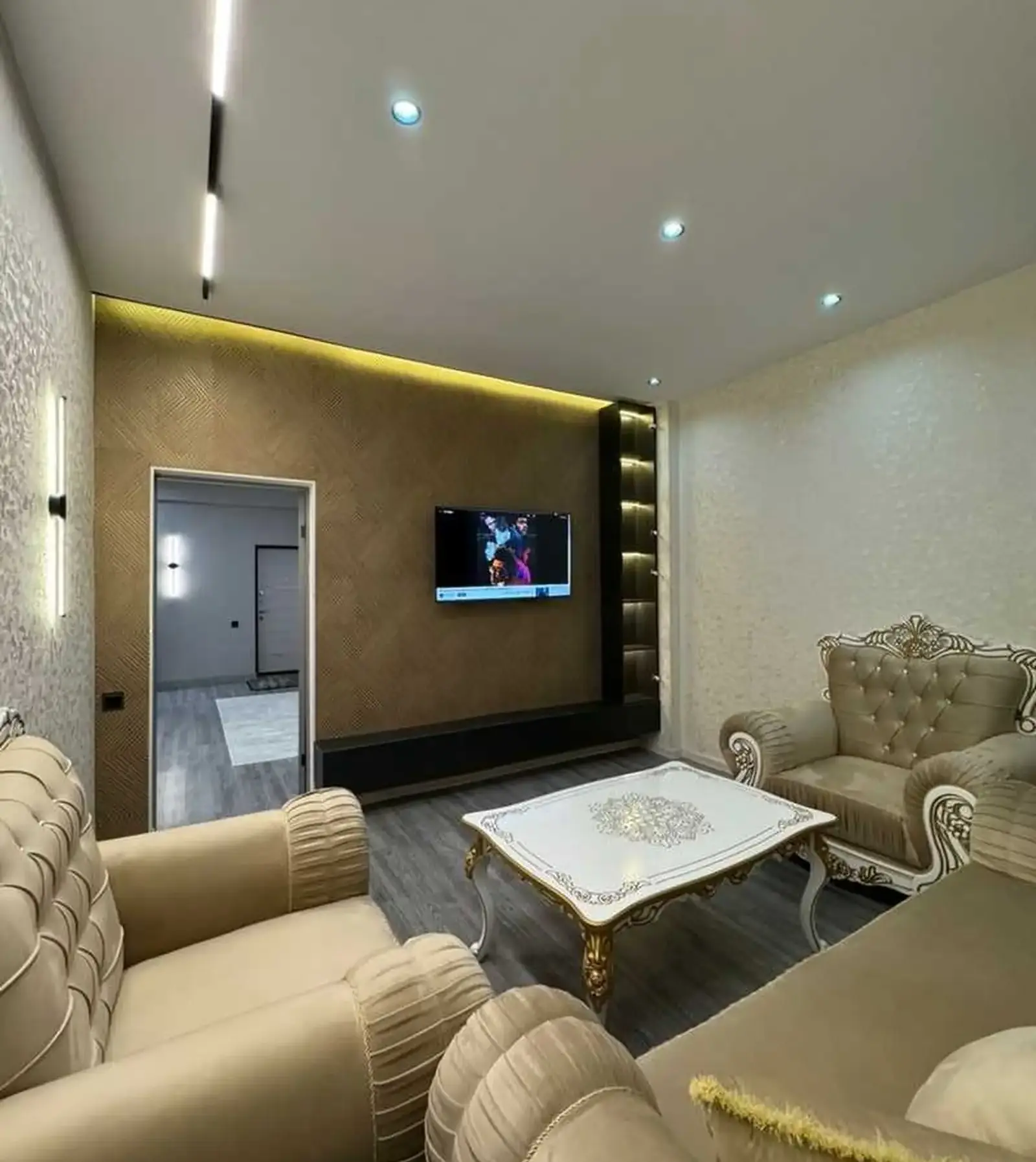2-комн. квартира, 18 этаж, 80м², голубой экран