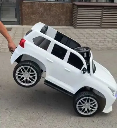 Детский электромобиль