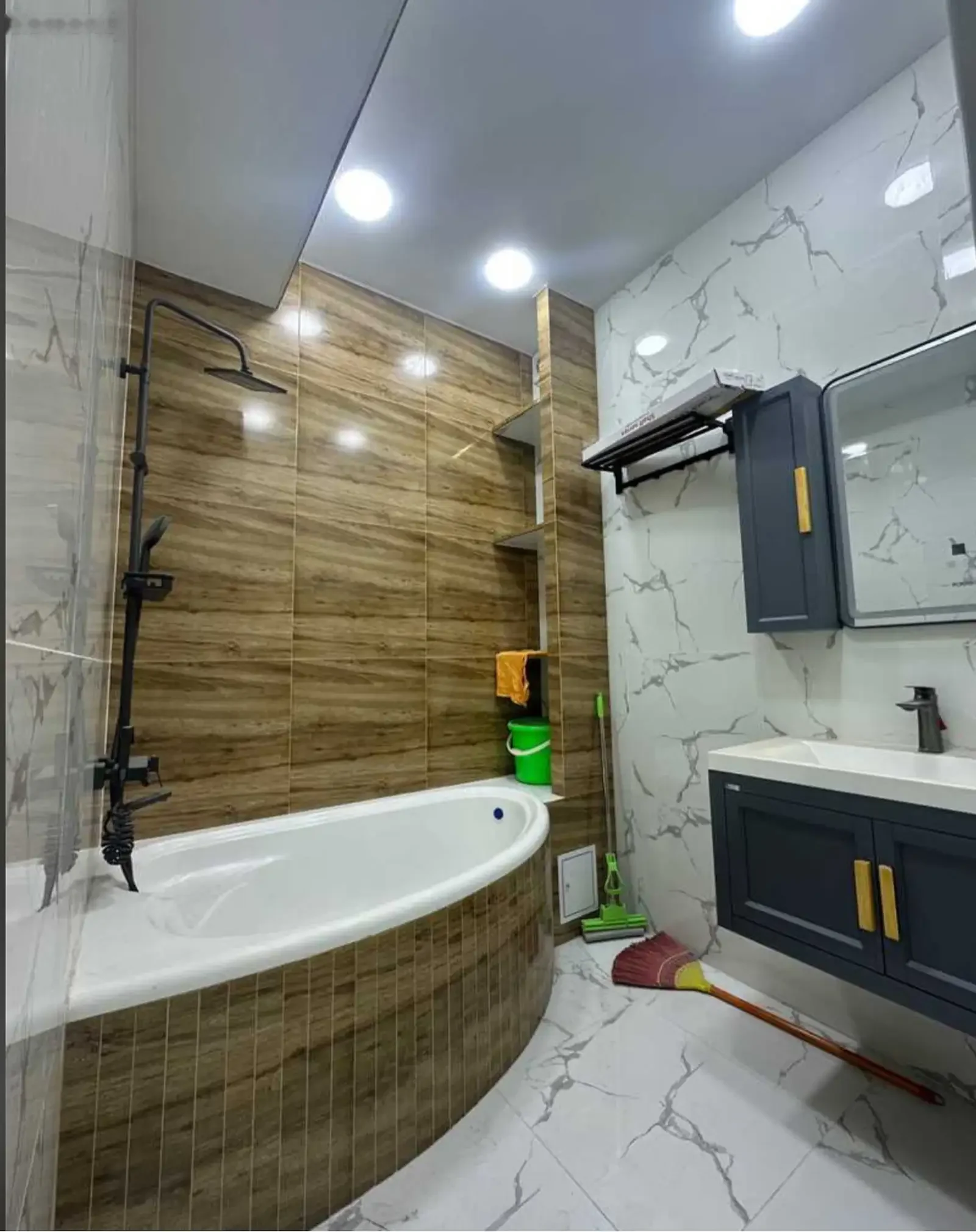 3-комн. квартира, 10 этаж, 100м², Голубой экран