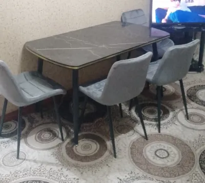 Стол и стулья