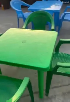 Стол и стулья