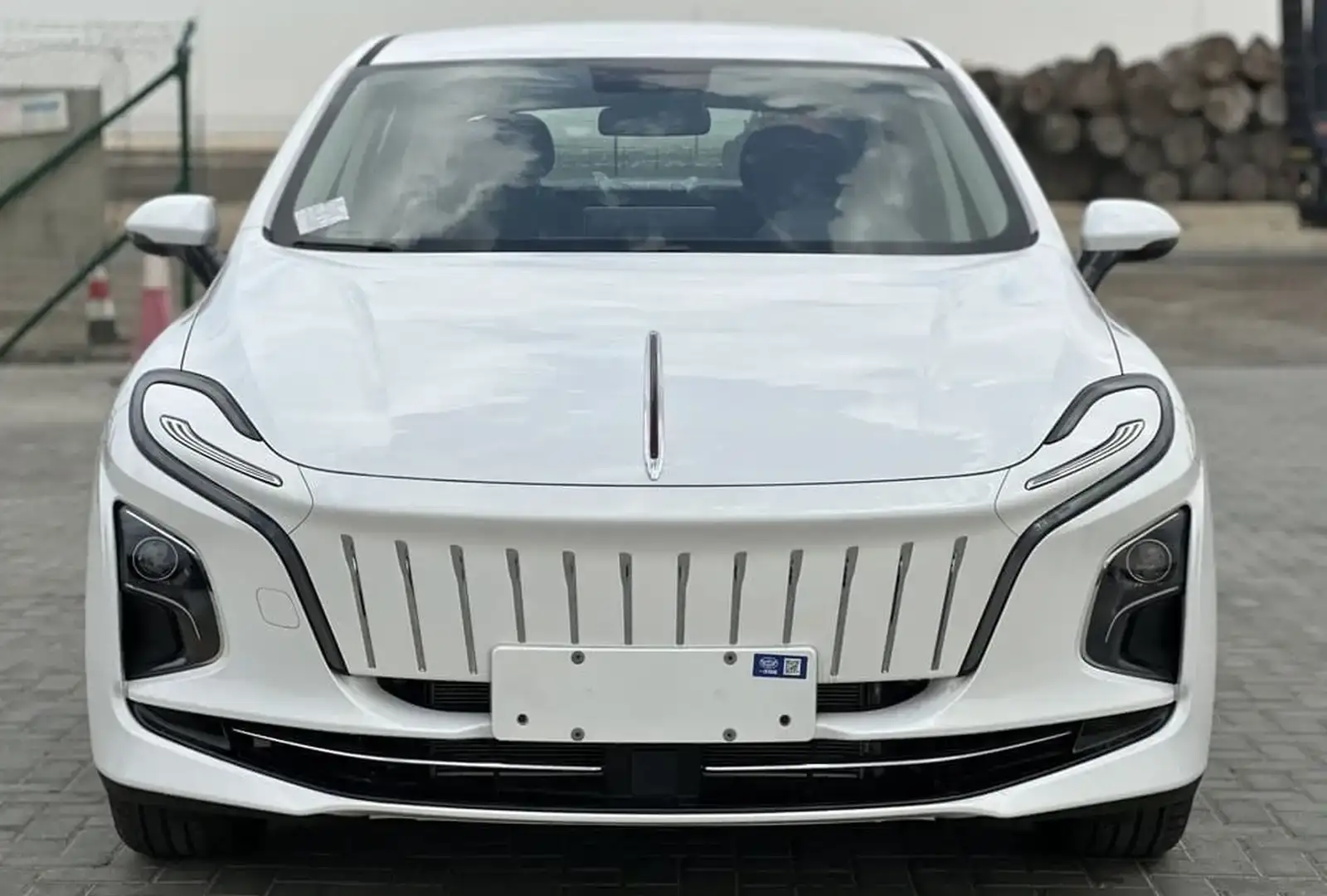 Hongqi E-QM5,