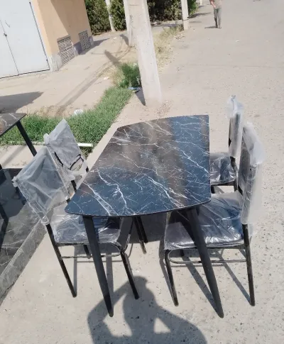 Стол и стулья