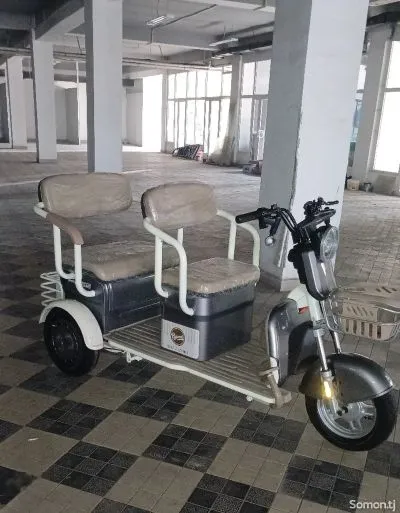 Трёхколёсный скутер