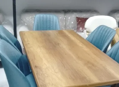 Стол и стулья