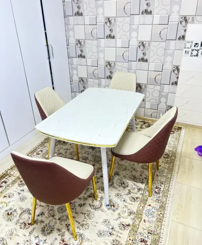 Стол и стулья
