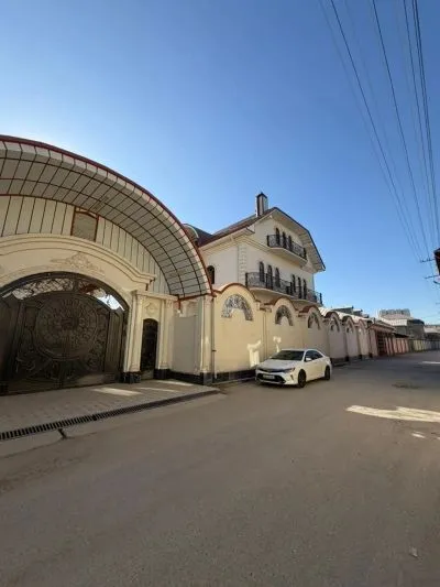 3-этажный, 12 комнатный дом, 700 м², колхози Россия