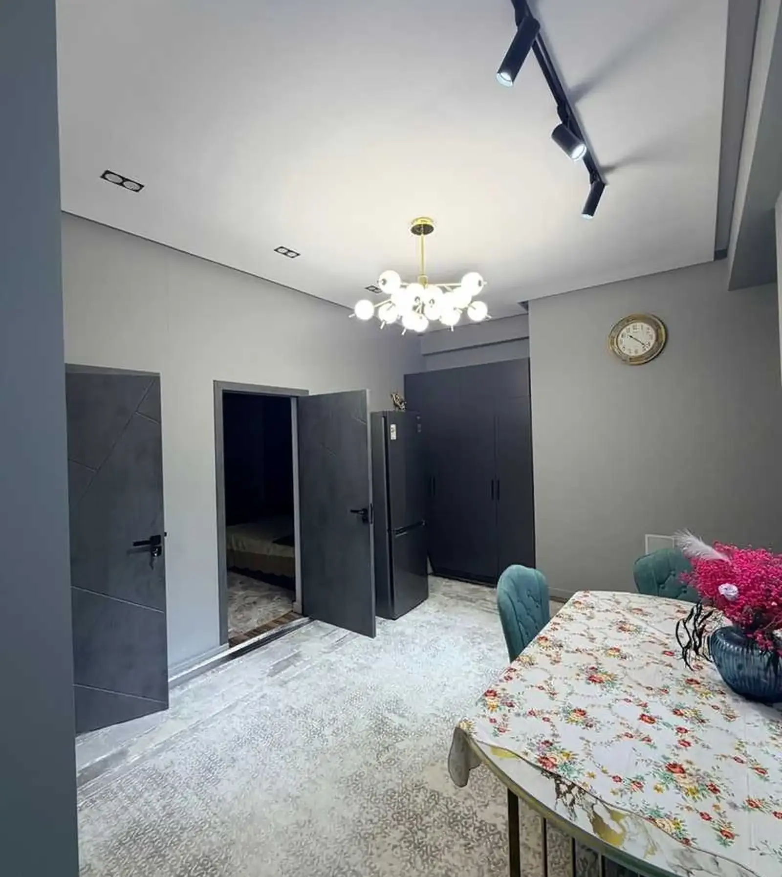 2-комн. квартира, 6 этаж, 68м², сино