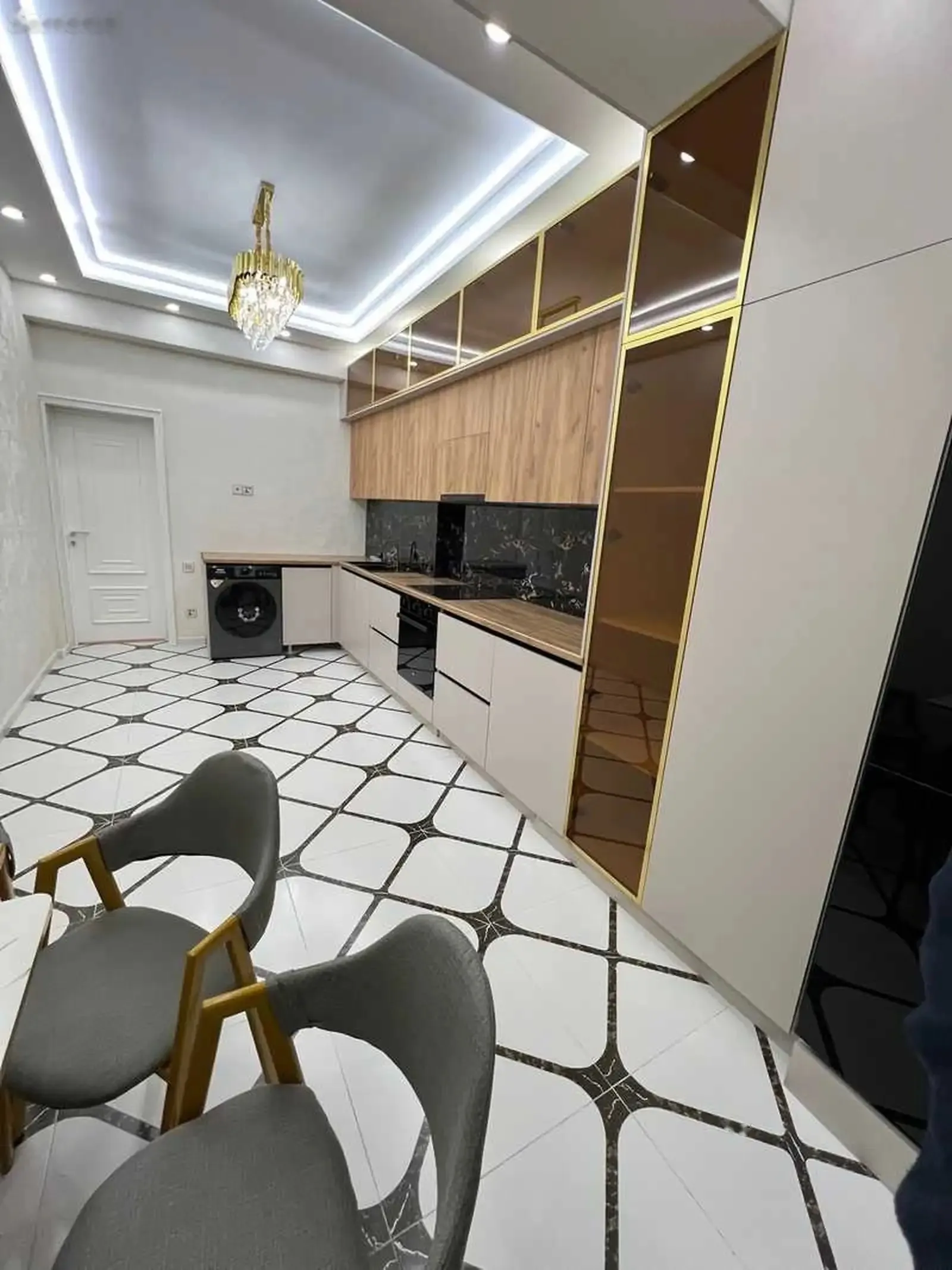 4-комн. квартира, 3 этаж, 138м², 102 мкр, пушти ресторани Шахриёр