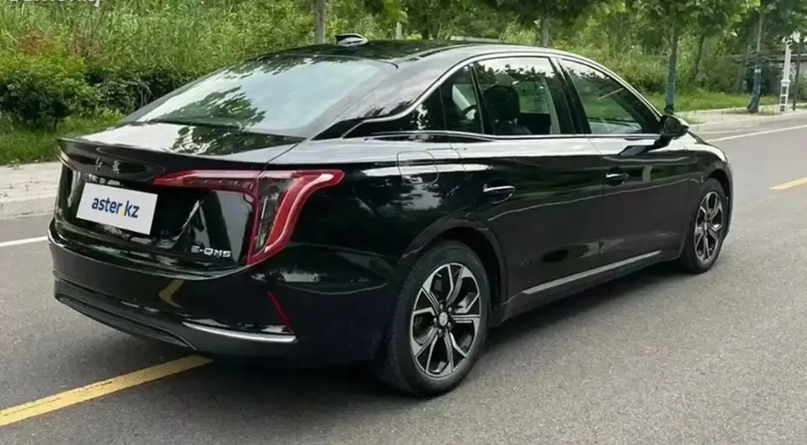 Hongqi E-QM5,