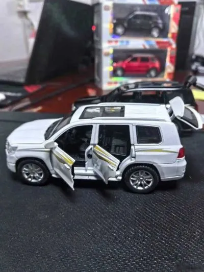 Стальная игрушечная машинка