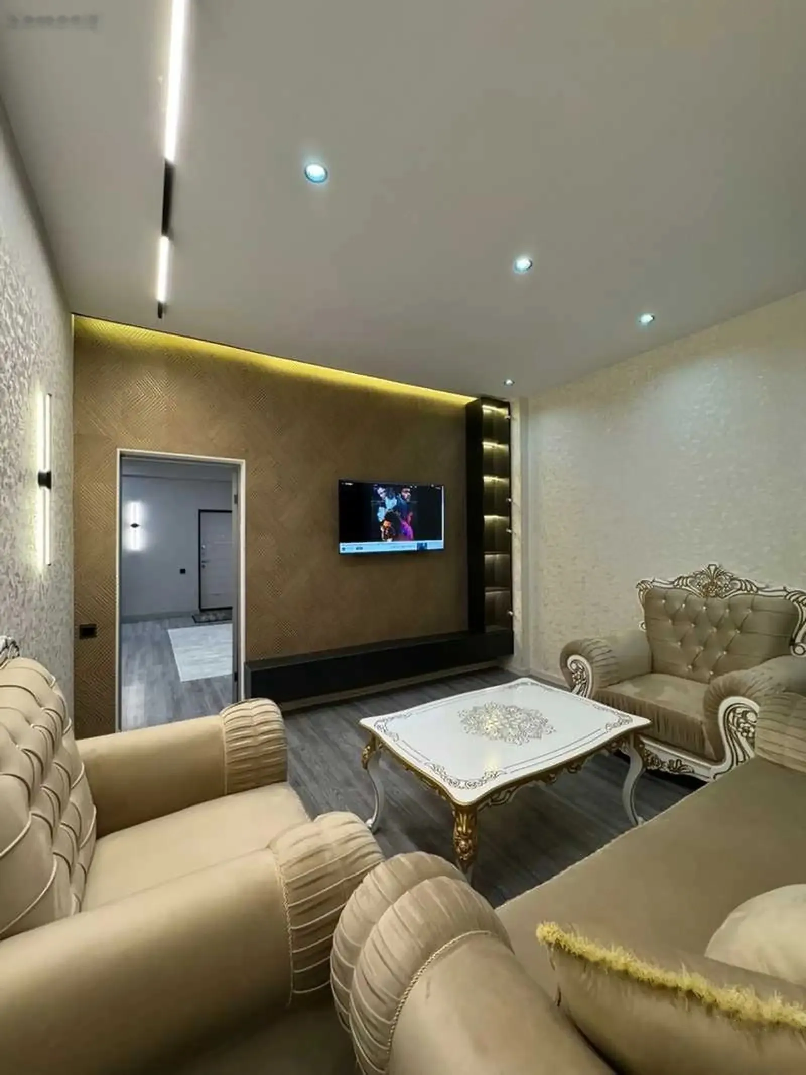 2-комн. квартира, 18 этаж, 80м², голубой экран