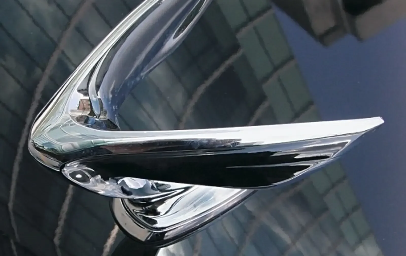Значок от Hyundai Equus