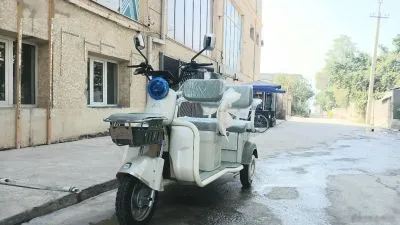 Электронный скутер трёхколёсный