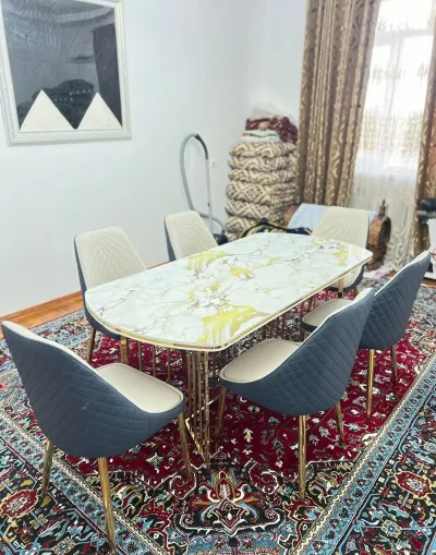 Стол и стулья