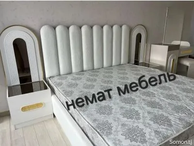 Двуспальная кровать с тумбочками