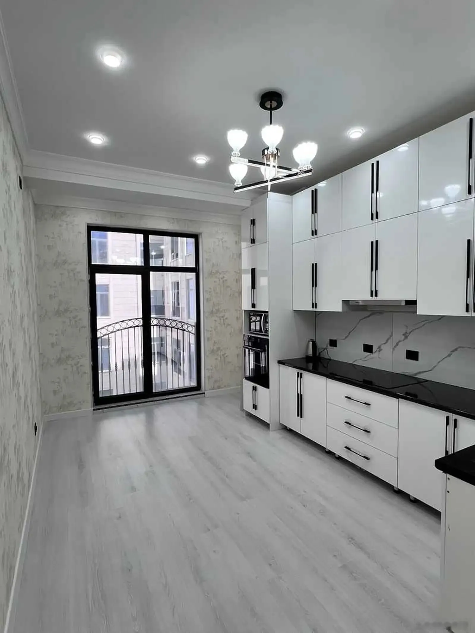 2-комн. квартира, 11 этаж, 65м², боги ботаники