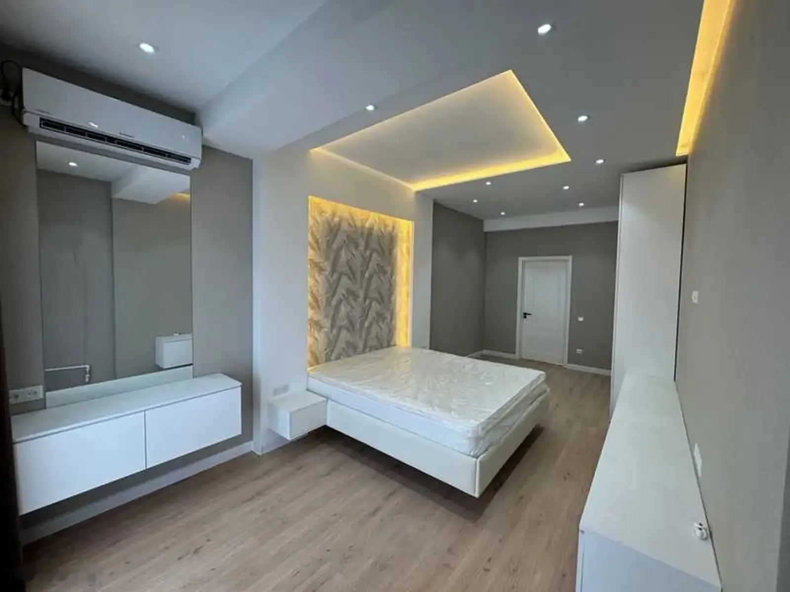 3-комн. квартира, 14 этаж, 115м², ОВИР